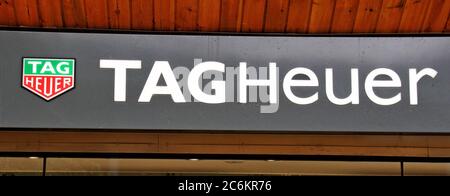 Logo TAG Heuer vu dans l'une de leurs branches. Banque D'Images