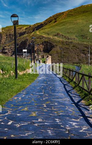 Chemin touristique entre les montagnes dans le nord de l'Espagne Banque D'Images