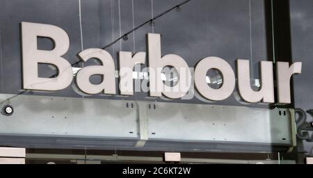 Rushden, Royaume-Uni. 9 juillet 2020. Logo Barbour vu à l'une de leurs branches. Crédit : Keith Mayhew/SOPA Images/ZUMA Wire/Alay Live News Banque D'Images