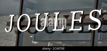 Rushden, Royaume-Uni. 9 juillet 2020. Logo joules vu à l'une de leurs branches. Crédit : Keith Mayhew/SOPA Images/ZUMA Wire/Alay Live News Banque D'Images