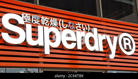 Rushden, Royaume-Uni. 9 juillet 2020. Logo Superdry vu dans l'une de leurs branches. Crédit : Keith Mayhew/SOPA Images/ZUMA Wire/Alay Live News Banque D'Images
