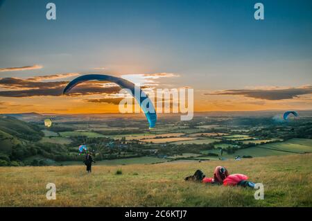 Devils Dyke, Brighton, Sussex, Royaume-Uni. 10 juillet 2020. Une soirée très agréable dans les magnifiques South Downs au nord de Brighton. Les pilotes de parapente volent sur le vent NNW lorsque le soleil descend. Crédit : David Burr/Alay Live News Banque D'Images