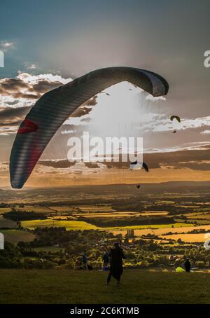 Devils Dyke, Brighton, Sussex, Royaume-Uni. 10 juillet 2020. Une soirée très agréable dans les magnifiques South Downs au nord de Brighton. Les pilotes de parapente volent sur le vent NNW lorsque le soleil descend. Crédit : David Burr/Alay Live News Banque D'Images