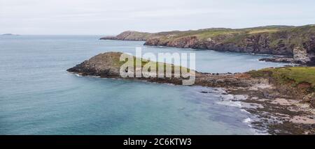 Vue aérienne de la baie de Whitesands et de la côte n ° St David, Pembrokeshire, pays de Galles Royaume-Uni. Le CCEI Llidi à distance Banque D'Images