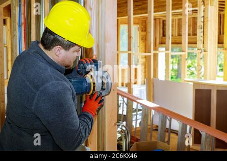 Menuisier usiné avec un routeur pour travaux de bois dans une fabrication de meubles en bois Banque D'Images