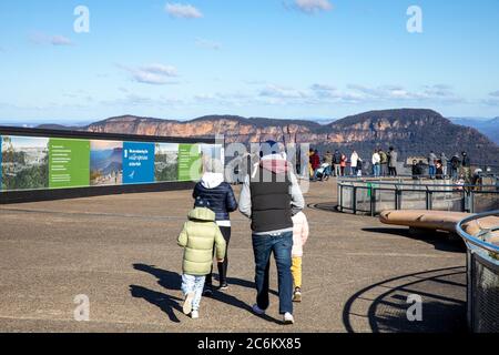 Parc national des Blue Mountains et touristes visitent Echo point pour voir les trois sœurs sur un hiver ensoleillé, Katoomba, Australie Banque D'Images