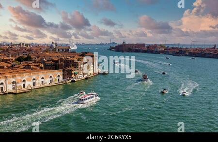 Ferries et taxis aquatiques dans le canal de Venise Banque D'Images