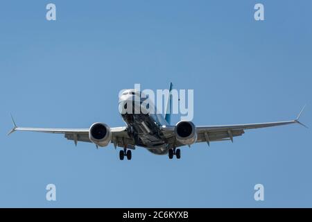 Seattle, Washington, États-Unis. 10 juillet 2020. Un Boeing 737 MAX 7 débarque à Boeing Field lors d'un vol d'essai critique. Le vol, effectué avec un pilote de la FAA à bord, est essentiel à la certification de l'avion depuis son échouement mondial en 2019 après deux accidents mortels. Crédit : Seattle Aviation Images/Alay Live News. Banque D'Images