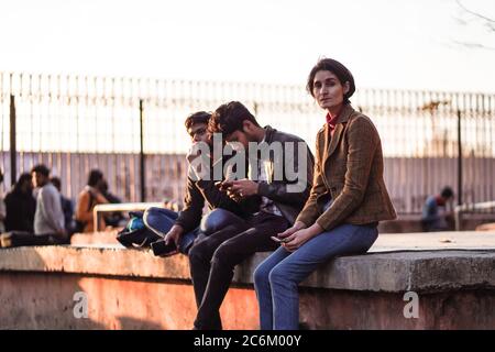 New Delhi / Inde - 16 février 2020: Groupe de jeunes étudiants hommes et femmes assis à l'intérieur du campus universitaire de Jamia Millia Islamia porte d'entrée Banque D'Images