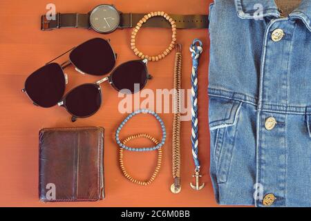 Vue de dessus des accessoires pour homme. Concept Hipster ou homme moderne. Accessoires pour une promenade. Accessoires de mode pour homme, plat, posé sur rose corail Banque D'Images