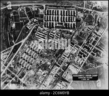 1944, 4 avril, AUSCHWITZ , POLOGNE : le camp de concentration allemand nazi . Une photographie aérienne de reconnaissance du camp de concentration d'Auschwitz montrant le camp d'Auschwitz I. Photo prise par un photographe militaire inconnu au service des troupes ALLIÉES. - Konzentrationslager Auschwitz - Seconde Guerre mondiale - FOTO AEREA - Shoà - OLOCAUSTO - EBREI - Campi di Concentramento di sterminio popolo ebraico - Ebrei - JUIF - OLOCAUSTO - OLOCAUST - CRIMINALE DI GUERRA - criminali Naziti - CRIMINELS - Seconde Guerre mondiale - GUERRA deuxième GUERRE MONDIALE - DEUXIÈME GUERRE MONDIALE MONDIALE - WW2nd - WW2 - foto storiche - foto storica - GERMANIA - Banque D'Images