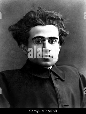 1922 CA , ITALIE : l'écrivain communiste anti-fasciste italien, intellectuel et politicien ANTONIO GRAMSCI ( 1891 - 1937 ).- ritrato - portrait - POLITICA - POLICO - POLITIC - portrait - ITALIA - ANTIFASCISMO - ANTIFASCISME - ANTIFASCISTA - Lens - occhiali da vista - pince-nez - PCI - PARTITO COMUNISTA ITALIANO - RESISTENZA - GIORNAMTA - GIORLISLISMO -- Archivio GBB Banque D'Images