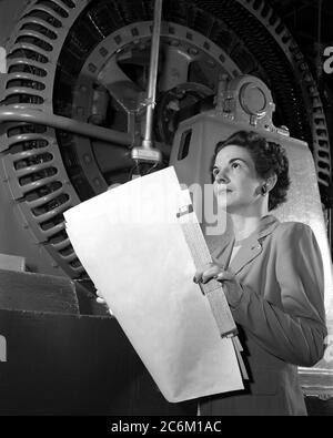 1952 , USA : The american Electrical Engineer Woman KITTY Wingfield O'BRIEN JOYNER ( 1916 - 1993 ) de la NASA , au travail , expert en électronique , au CENTRE DE RECHERCHE DE LANGLEY . Dans cette photo, l'analyse de l'exploitation d'une éolienne en tunnel à NACA Langley en 1952 . On se souvient comme la première femme ingénieur au Laboratoire aéronautique Memorial Langley . - NASA - N.A.S.A. - l'Administration nationale de l'aéronautique et de l'espace - foto storiche - foto storica - scienziato - scientifique - INGEGNERE DONNA - INGEGNERIA ELETTRONICA - DONNE DONNA - AL LAVORO - AERONAUTICA --- Archivio GBB Banque D'Images