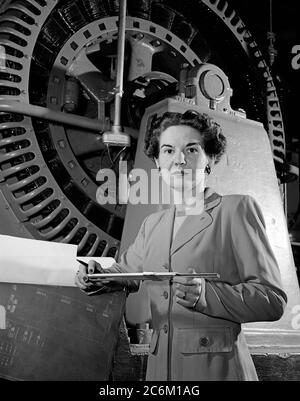 1952 , USA : The american Electrical Engineer Woman KITTY Wingfield O'BRIEN JOYNER ( 1916 - 1993 ) de la NASA , au travail , expert en électronique , au CENTRE DE RECHERCHE DE LANGLEY . Dans cette photo, l'analyse de l'exploitation d'une éolienne en tunnel à NACA Langley en 1952 . On se souvient comme la première femme ingénieur au Laboratoire aéronautique Memorial Langley . - NASA - N.A.S.A. - l'Administration nationale de l'aéronautique et de l'espace - foto storiche - foto storica - scienziato - scientifique - INGEGNERE DONNA - INGEGNERIA ELETTRONICA - DONNE DONNA - AL LAVORO - AERONAUTICA - REGOLO MATEMATICO ALGEBRICO LOG Banque D'Images