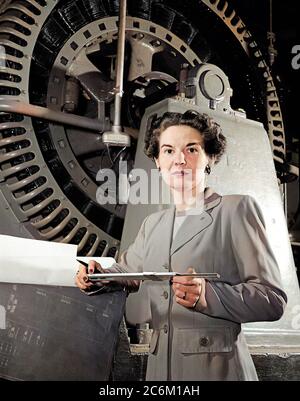 1952 , USA : The american Electrical Engineer Woman KITTY Wingfield O'BRIEN JOYNER ( 1916 - 1993 ) de la NASA , au travail , expert en électronique , au CENTRE DE RECHERCHE DE LANGLEY . Dans cette photo, l'analyse de l'exploitation d'une éolienne en tunnel à NACA Langley en 1952 . On se souvient comme la première femme ingénieur au Laboratoire aéronautique Memorial Langley . COLORISÉ NUMÉRIQUEMENT .- NASA - N.A.S.A. - l'Administration nationale de l'aéronautique et de l'espace - foto storiche - foto storica - scienziato - scientifique - INGEGNERE DONNA - INGEGNERIA ELETTRONICA - DONNE DONNA - AL LAVORO - AERONAUTICA --- Archivio Banque D'Images