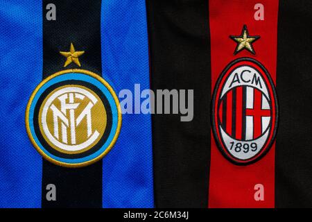 Calgary, Alberta, Canada. 10 juillet 2020. AC Milan vs Inter Milan gros plan sur leur logo en jersey Banque D'Images