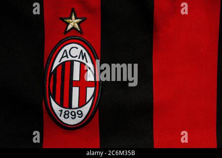 Calgary, Alberta, Canada. 10 juillet 2020. AC Milan gros plan sur leur logo en jersey Banque D'Images