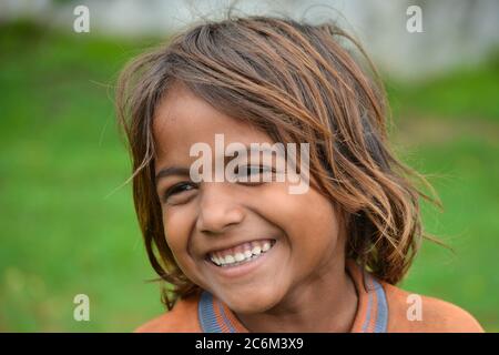 TIKAMGARH, MADHYA PRADESH, INDE - 06 JUILLET 2020 : portrait d'une jeune fille indienne non identifiée. Banque D'Images