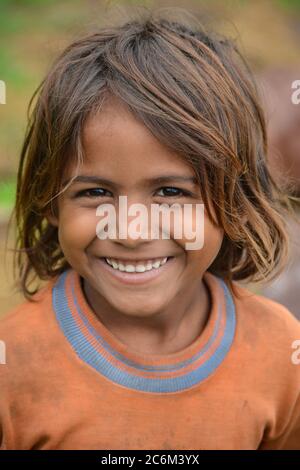 TIKAMGARH, MADHYA PRADESH, INDE - 06 JUILLET 2020 : portrait d'une jeune fille indienne non identifiée. Banque D'Images
