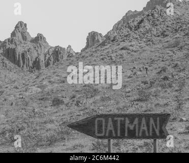 Oatman Sign, une ville fantôme de l'Ouest sauvage en noir et blanc. Sur la US route 66 dans la chaîne de montagnes noires du désert de Sonoran, Arizona États-Unis Banque D'Images