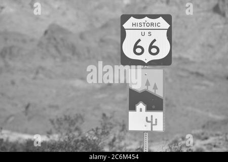 Oatman Sign, une ville fantôme de l'Ouest sauvage en noir et blanc. Sur la US route 66 dans la chaîne de montagnes noires du désert de Sonoran, Arizona États-Unis Banque D'Images