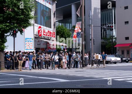 Akihabara, Japon - 20 juin 2020 : les gens attendent de traverser la rue à Akihabara. Banque D'Images