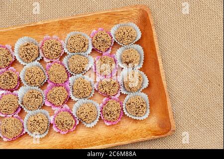 Des bonbons traditionnels brésiliens faits maison appelés 'Brigadeiro de Amendoim' en portugais brésilien. Fait avec des arachides écrasées, de la margarine et du lait condensé. Banque D'Images