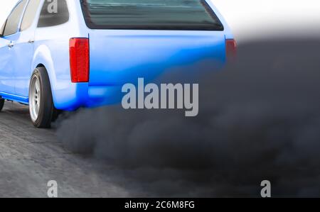 crise de pollution de l'air en ville à cause du tuyau d'échappement des véhicules diesel sur route Banque D'Images