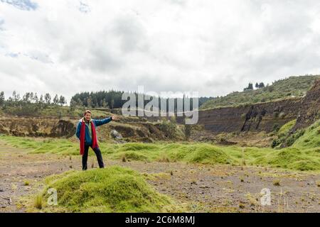 Femme plus âgée au milieu d'un paysage tenant son bras Banque D'Images