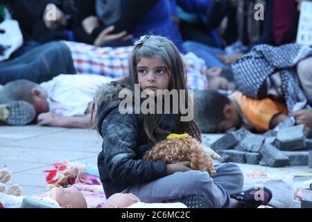 Des enfants palestiniens participent à une représentation théâtrale reproduisant l'après-coup d'un attentat à Hyde Park lors de la marche Pro-Palestine à Sydn Banque D'Images