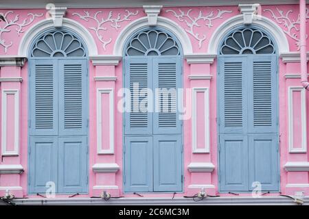 Une maison de style sino-portugais ou Peranakan rose pittoresque avec des fenêtres voûtées grises sur Thalang Road dans la vieille ville de Phuket, Thaïlande Banque D'Images