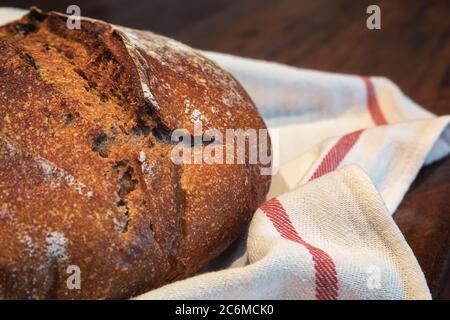 Pain cuit de blé entier artisanal pain rustique de levain aux olives noires, série photo Banque D'Images