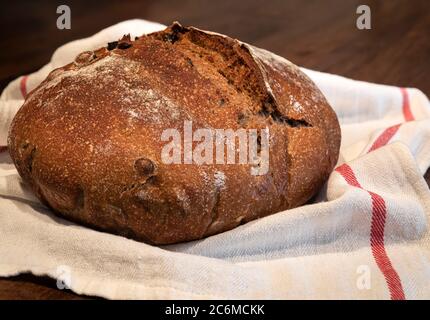 Pain cuit de blé entier artisanal pain rustique de levain aux olives noires, série photo Banque D'Images