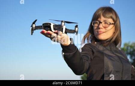 Un drone débarquant sur une paume de main de femme. Élément de conception. Banque D'Images