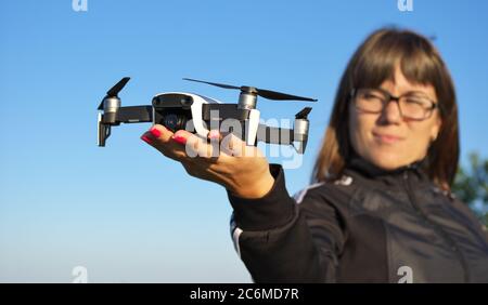 Un drone débarquant sur une paume de main de femme. Élément de conception. Banque D'Images