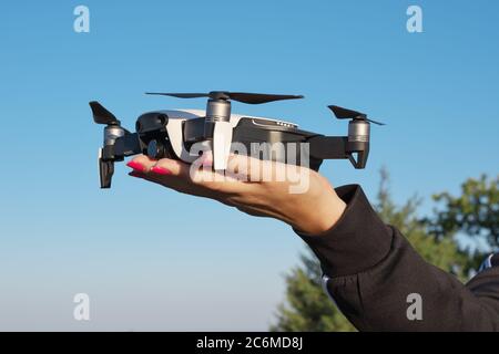 Un drone débarquant sur une paume de main de femme. Élément de conception. Banque D'Images