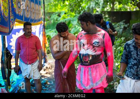 pulikkkali, pilikali ou artistes de danse tigre des rues de thrissur, kerala, inde pendant la célébration d'onam Banque D'Images