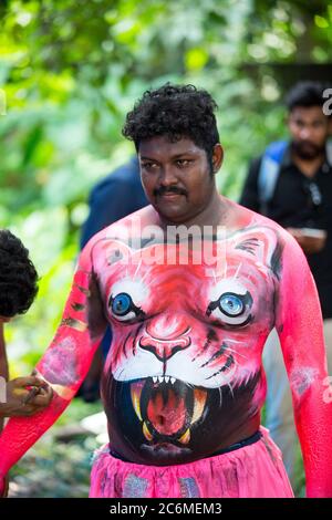 pulikkkali, pilikali ou artistes de danse tigre des rues de thrissur, kerala, inde pendant la célébration d'onam Banque D'Images