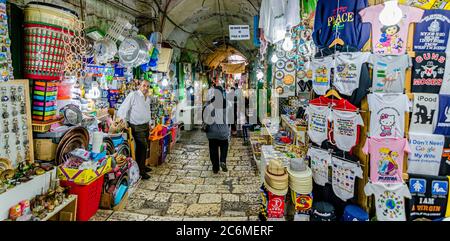 Jérusalem, Israël- 22 août 2016 : un vendeur arabe et son marché stagnent dans le quartier musulman de la vieille ville de Jérusalem Banque D'Images