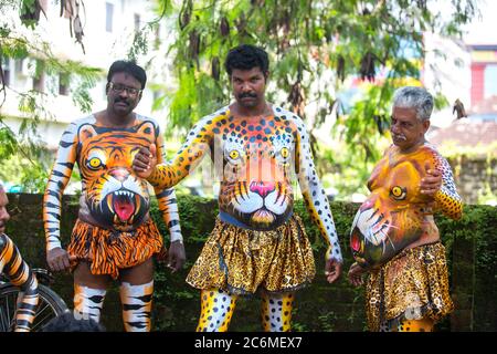 pulikkkali, pilikali ou artistes de danse tigre des rues de thrissur, kerala, inde pendant la célébration d'onam Banque D'Images