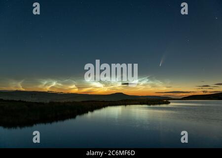 Comet Neowise C/2020 F3 brille de lumière vive dans le ciel de nuit par Noctilucent nuages comme il passe au-dessus des balises Brecon dans le sud du pays de Galles, Royaume-Uni, Banque D'Images