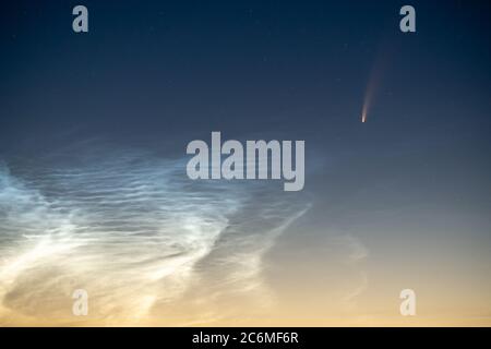 Comet Neowise C/2020 F3 brille de lumière vive dans le ciel de nuit par Noctilucent nuages comme il passe au-dessus des balises Brecon dans le sud du pays de Galles, Royaume-Uni, Banque D'Images