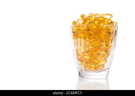 Bocal en verre rempli de capsule de gel d'huile de poisson contenant de l'acide polyinsaturé oméga-3 EPA et DHA améliore le cœur et la santé. Banque D'Images
