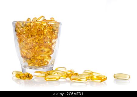 Bocal en verre rempli de capsule de gel d'huile de poisson contenant de l'acide polyinsaturé oméga-3 EPA et DHA améliore le cœur et la santé. Banque D'Images