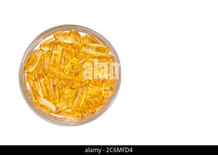 Vue de dessus du pot en verre rempli de capsule de gel d'huile de poisson contenant de l'acide polyinsaturé oméga-3 EPA et DHA améliore le cœur et la santé. Banque D'Images