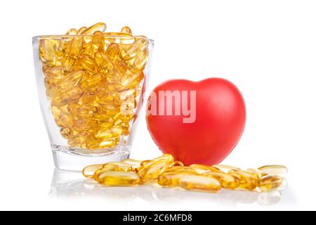 Bocal en verre rempli de capsule de gel d'huile de poisson contenant de l'acide polyinsaturé oméga-3 EPA et DHA améliore le cœur et la santé. Banque D'Images