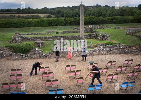 Les membres de l'équipe de production se réunissent pour la première fois au Roman Open Air Theatre de St Albans, Hertfordshire, sous les nom de David Widdowson, Emma Wright et Will Forester sous les nom d'Antonia, Olivia et Orsino dans la douzième nuit de William Shakespeare. Les théâtres se préparent à rouvrir au public avec le relâchement supplémentaire des restrictions de verrouillage en Angleterre. Les théâtres extérieurs, l'opéra, la danse et la musique peuvent reprendre à partir de lundi tant qu'ils ont lieu à l'extérieur et avec un public limité et socialement distancé. Banque D'Images