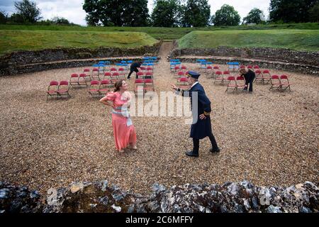 L'équipe de production se place à la table de l'espace, tout comme Will Forester et Emma Wright, Orsino et Olivia dans la douzième répétition de nuit de William Shakespeare, pour la première fois au Roman Open Air Theatre de St Albans, Hertfordshire, Les théâtres se préparent à rouvrir au public avec le relâchement supplémentaire des restrictions de verrouillage en Angleterre. Les théâtres extérieurs, l'opéra, la danse et la musique peuvent reprendre à partir de lundi tant qu'ils ont lieu à l'extérieur et avec un public limité et socialement distancé. Banque D'Images