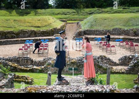 L'équipe de production se place à la table de l'espace, tout comme Will Forester et Emma Wright, Orsino et Olivia dans la douzième répétition de nuit de William Shakespeare, pour la première fois au Roman Open Air Theatre de St Albans, Hertfordshire, Les théâtres se préparent à rouvrir au public avec le relâchement supplémentaire des restrictions de verrouillage en Angleterre. Les théâtres extérieurs, l'opéra, la danse et la musique peuvent reprendre à partir de lundi tant qu'ils ont lieu à l'extérieur et avec un public limité et socialement distancé. Banque D'Images