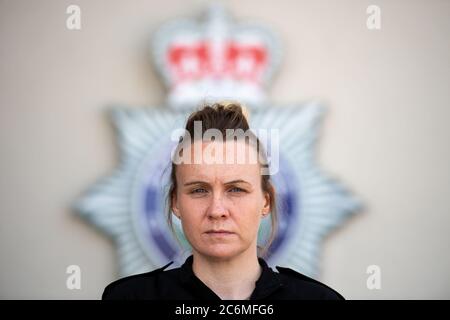 Nouvelle recrue de police Verity Steele à l'extérieur du quartier général de la police de Staffordshire. Verity a été inscrit et formé dans le cadre du programme de recrutement 20,000 par le Home Office. Plus de 70,000 personnes ont demandé à devenir des policiers au cours des six premiers mois de la campagne de recrutement du gouvernement. Banque D'Images